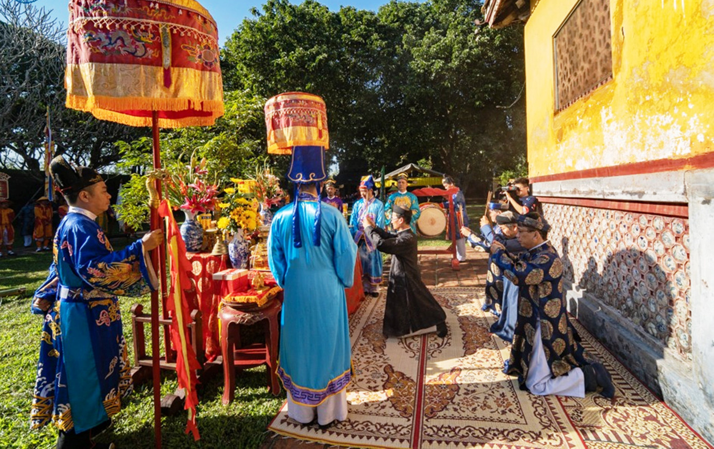 Lễ Thướng tiêu (dựng nêu) được triều Nguyễn tổ chức ngày 23 tháng Chạp hàng năm là một trong những nghi lễ đầu tiên trong chuỗi hoạt động đón chào năm mới. Vào ngày này dưới thời Nguyễn (1802-1945), nhà vua ngự ở điện Thái Hòa để làm lễ dựng nêu, chỉ khi nào cây nêu trong Hoàng cung dựng xong thì các miếu điện, dinh thự, chùa quán mới được dựng.