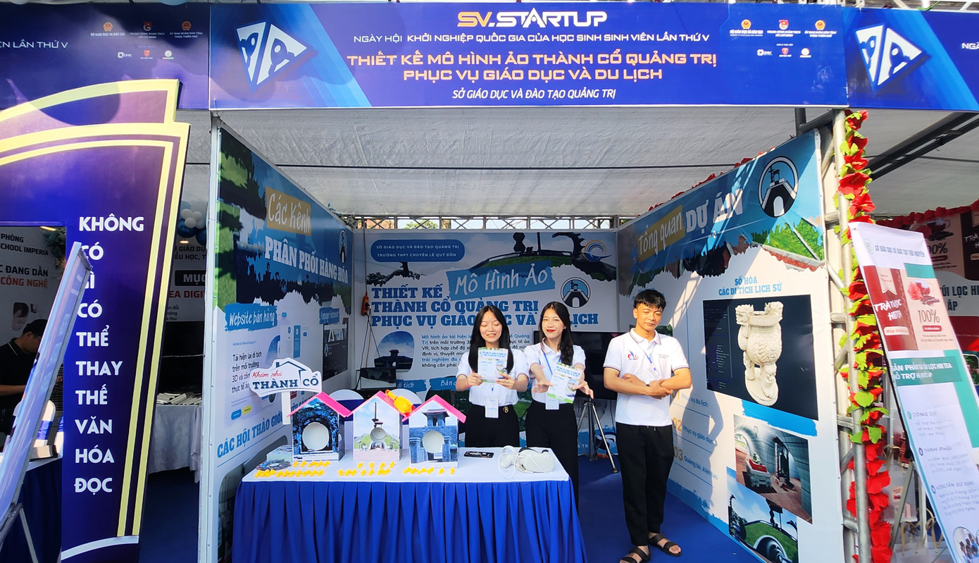 Học sinh, sinh viên tham gia gian hàng tại Ngày hội khởi nghiệp.