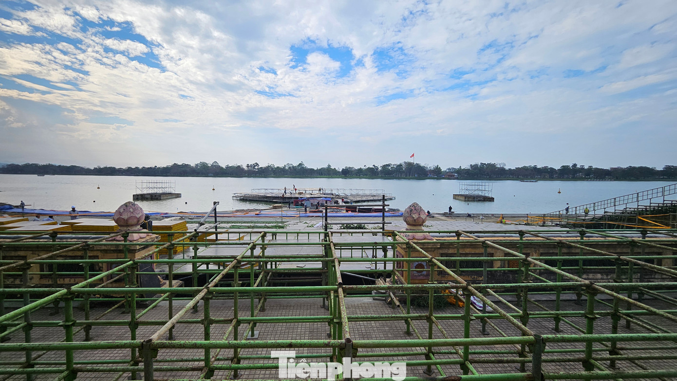 Ông Tống Phước Khương - đại diện Công ty CP Xây dựng Thủy lợi Thừa Thiên - Huế (đơn vị thi công sân khấu, khán đài, đường dạo) cho biết, dự kiến hạng mục sân khấu và khán đài sẽ hoàn thành vào ngày 25/3, sẵn sàng cho đêm khai mạc Năm Du lịch quốc gia - Huế 2025. “Đơn vị thi công đã huy động 8 chiếc xe máy đào, 3 chiếc cần cẩu và hơn 80 công nhân tăng ca liên tục để đáp ứng tiến độ của công trình”, ông Khương thông tin. Ông Tống Phước Khương - đại diện Công ty CP Xây dựng Thủy lợi Thừa Thiên - Huế (đơn vị thi công sân khấu, khán đài, đường dạo) cho biết, dự kiến hạng mục sân khấu và khán đài sẽ hoàn thành vào ngày 25/3, sẵn sàng cho đêm khai mạc Năm Du lịch quốc gia - Huế 2025. “Đơn vị thi công đã huy động 8 chiếc xe máy đào, 3 chiếc cần cẩu và hơn 80 công nhân tăng ca liên tục để đáp ứng tiến độ của công trình”, ông Khương thông tin.