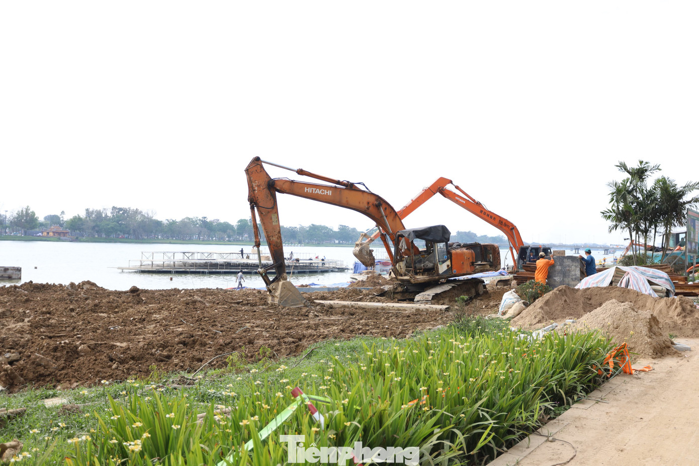 Ông Tống Phước Khương - đại diện Công ty CP Xây dựng Thủy lợi Thừa Thiên - Huế (đơn vị thi công sân khấu, khán đài, đường dạo) cho biết, dự kiến hạng mục sân khấu và khán đài sẽ hoàn thành vào ngày 25/3, sẵn sàng cho đêm khai mạc Năm Du lịch quốc gia - Huế 2025. “Đơn vị thi công đã huy động 8 chiếc xe máy đào, 3 chiếc cần cẩu và hơn 80 công nhân tăng ca liên tục để đáp ứng tiến độ của công trình”, ông Khương thông tin. Ông Tống Phước Khương - đại diện Công ty CP Xây dựng Thủy lợi Thừa Thiên - Huế (đơn vị thi công sân khấu, khán đài, đường dạo) cho biết, dự kiến hạng mục sân khấu và khán đài sẽ hoàn thành vào ngày 25/3, sẵn sàng cho đêm khai mạc Năm Du lịch quốc gia - Huế 2025. “Đơn vị thi công đã huy động 8 chiếc xe máy đào, 3 chiếc cần cẩu và hơn 80 công nhân tăng ca liên tục để đáp ứng tiến độ của công trình”, ông Khương thông tin.