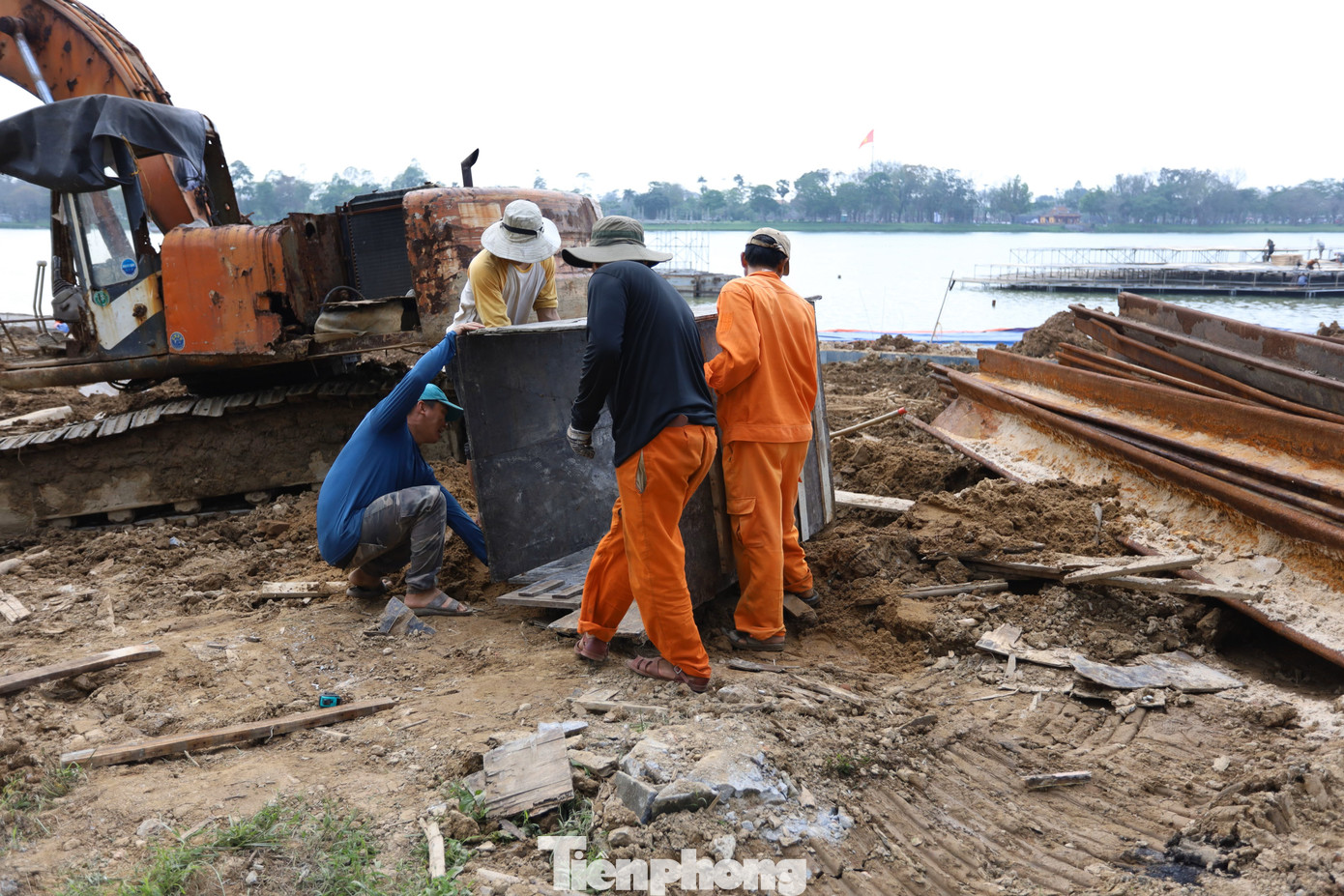 Ông Tống Phước Khương - đại diện Công ty CP Xây dựng Thủy lợi Thừa Thiên - Huế (đơn vị thi công sân khấu, khán đài, đường dạo) cho biết, dự kiến hạng mục sân khấu và khán đài sẽ hoàn thành vào ngày 25/3, sẵn sàng cho đêm khai mạc Năm Du lịch quốc gia - Huế 2025. “Đơn vị thi công đã huy động 8 chiếc xe máy đào, 3 chiếc cần cẩu và hơn 80 công nhân tăng ca liên tục để đáp ứng tiến độ của công trình”, ông Khương thông tin. Ông Tống Phước Khương - đại diện Công ty CP Xây dựng Thủy lợi Thừa Thiên - Huế (đơn vị thi công sân khấu, khán đài, đường dạo) cho biết, dự kiến hạng mục sân khấu và khán đài sẽ hoàn thành vào ngày 25/3, sẵn sàng cho đêm khai mạc Năm Du lịch quốc gia - Huế 2025. “Đơn vị thi công đã huy động 8 chiếc xe máy đào, 3 chiếc cần cẩu và hơn 80 công nhân tăng ca liên tục để đáp ứng tiến độ của công trình”, ông Khương thông tin.