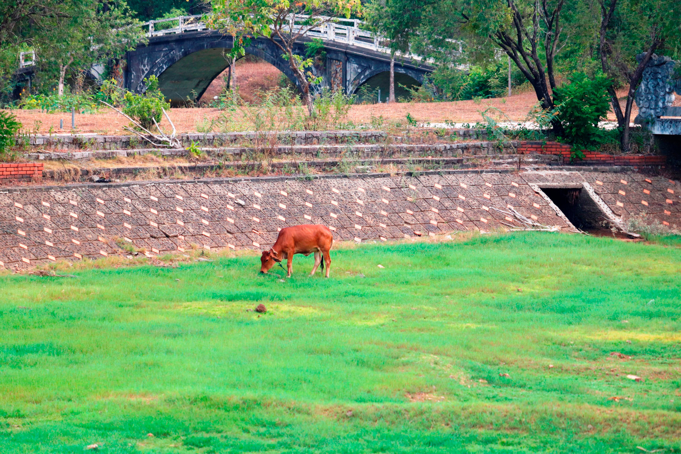 Lòng hồ Thủy Tiên khô kiệt, không được tích nước bảo đảm mỹ quan, sinh thái tự nhiên như yêu cầu của lãnh đạo tỉnh trước đây. (Ảnh: Ngọc Văn)