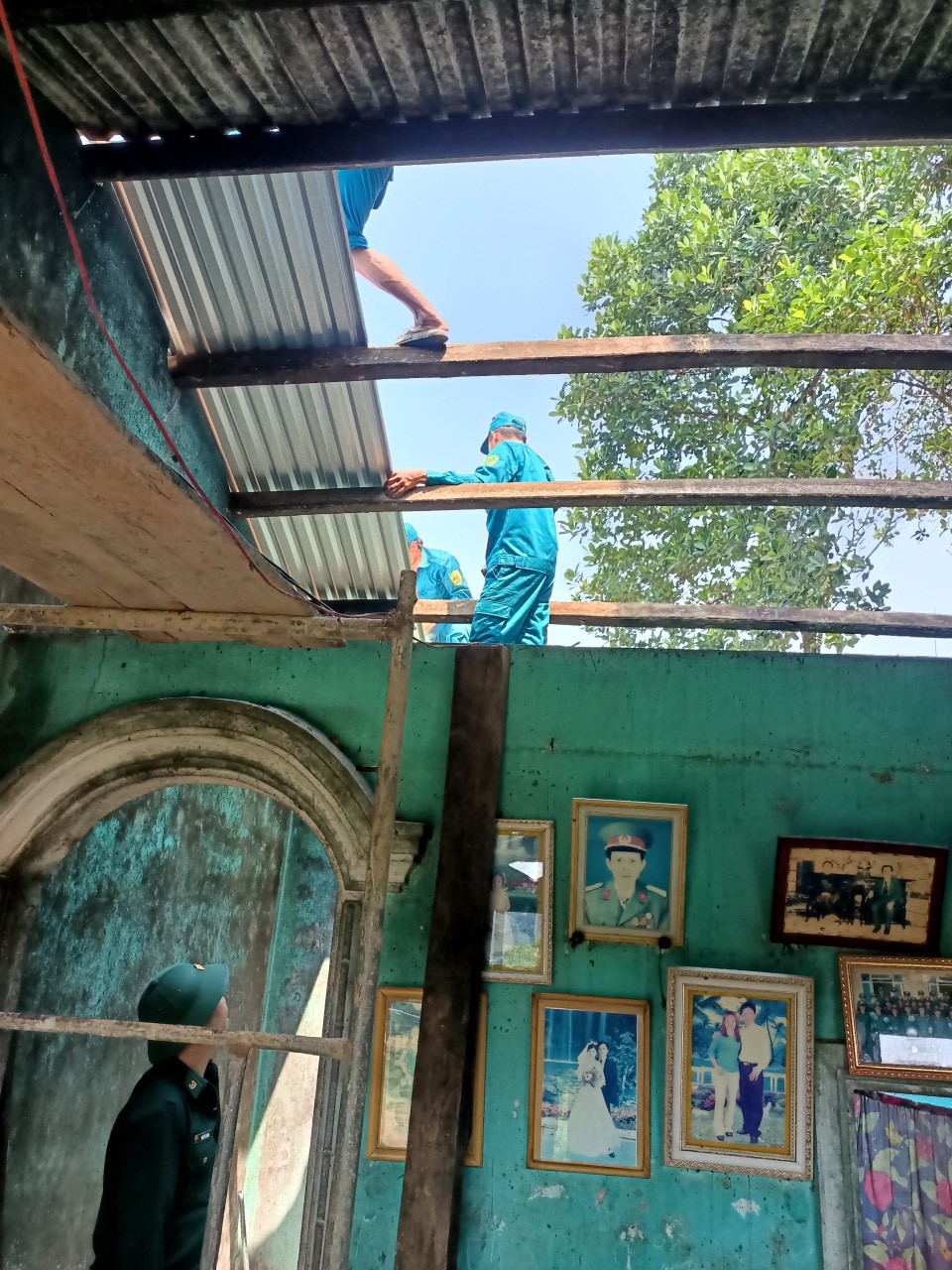 Gió lốc cuốn tốc mái gần 70 ngôi nhà tại hai huyện A Lưới, Phong Điền. Gió lốc cuốn tốc mái gần 70 ngôi nhà tại hai huyện A Lưới, Phong Điền.