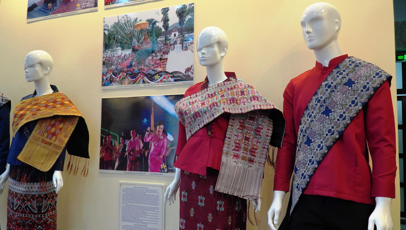Trang phục truyền thống của người dân Lào. Ảnh: Ngọc Văn