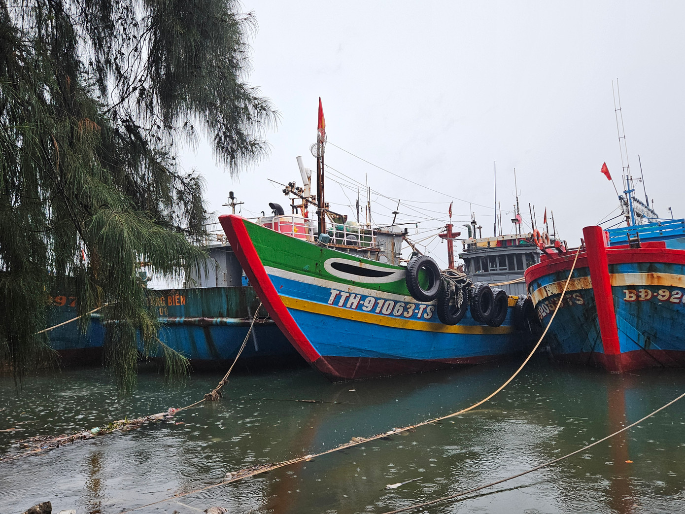 Tàu cá xa bờ về tránh bão bên trong đầm phá.