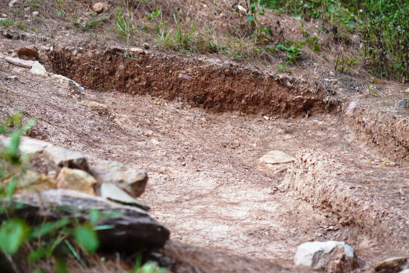 Với diện tích thực hiện rộng hơn 219m2, đoàn khảo cổ tiến hành đào 7 hố ở các mặt hướng Nam, Tây, Tây Bắc, Bắc, Đông Bắc, Đông Nam của di tích núi Bân, cùng với đó là việc mở thêm hai hố ở tầng thứ 3 của ngôi đàn chạy qua khu vực trung tâm đàn tế.