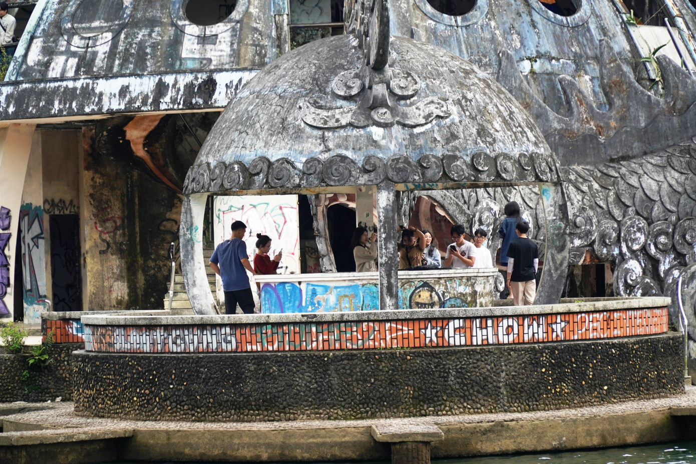 Những ngày này, nhiều du khách, bạn trẻ, người dân Huế đã kéo nhau lên công viên hồ Thủy Tiên để tham quan kiến trúc rồng khổng lồ lần cuối. Những ngày này, nhiều du khách, bạn trẻ, người dân Huế đã kéo nhau lên công viên hồ Thủy Tiên để tham quan kiến trúc rồng khổng lồ lần cuối.