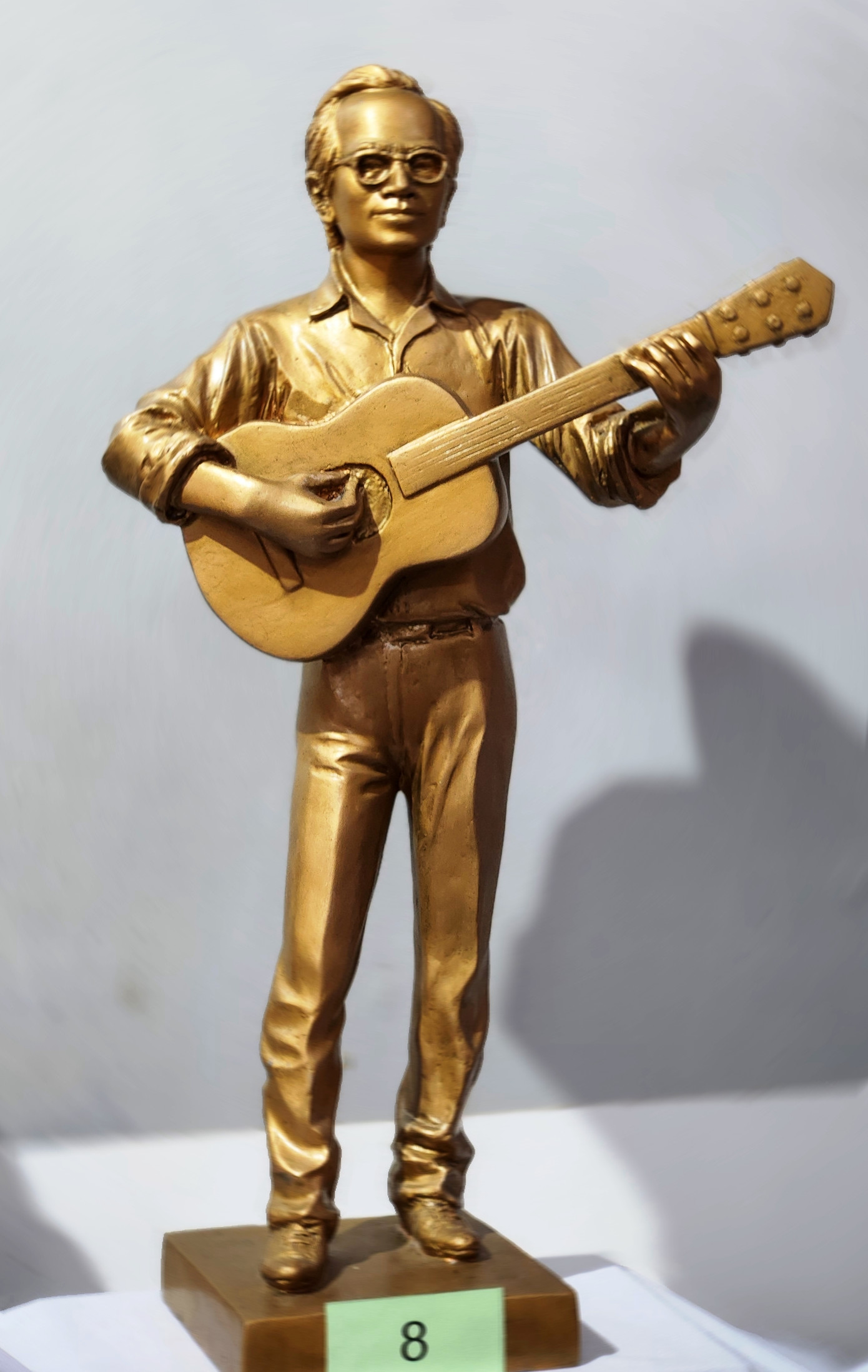 Cũng theo ông Nguyễn Đắc Xuân, tác phẩm “Nối vòng tay lớn” còn thể hiện lời kêu gọi đoàn kết dân tộc đấu tranh chống ngoại xâm giành độc lập thống nhất đất nước, cổ vũ tinh thần đoàn kết dân tộc, giai điệu hùng tráng nhưng thân ái, thích hợp với nhiệt huyết tuổi trẻ trong mọi hoàn cảnh.