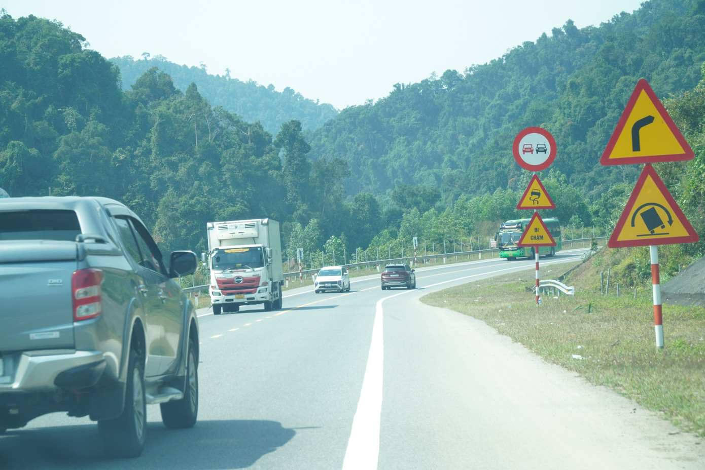Tình trạng bất cập về kết cấu hạ tầng giao thông còn xảy ra trên tuyến tiếp nối là cao tốc La Sơn – Túy Loan (Huế - Đà Nẵng). Việc bố trí biển báo cấm vượt, hết phạm vi cấm vượt, biển giới hạn tốc độ (60km/h), hết giới hạn tốc độ với khoảng cách rất ngắn, chỉ cách nhau vài trăm mét trên tuyến đường này gây ức chế cho người lái xe, từ đó cũng dễ nảy sinh tình trạng vượt ẩu, tiềm ẩn nguy cơ tai nạn.