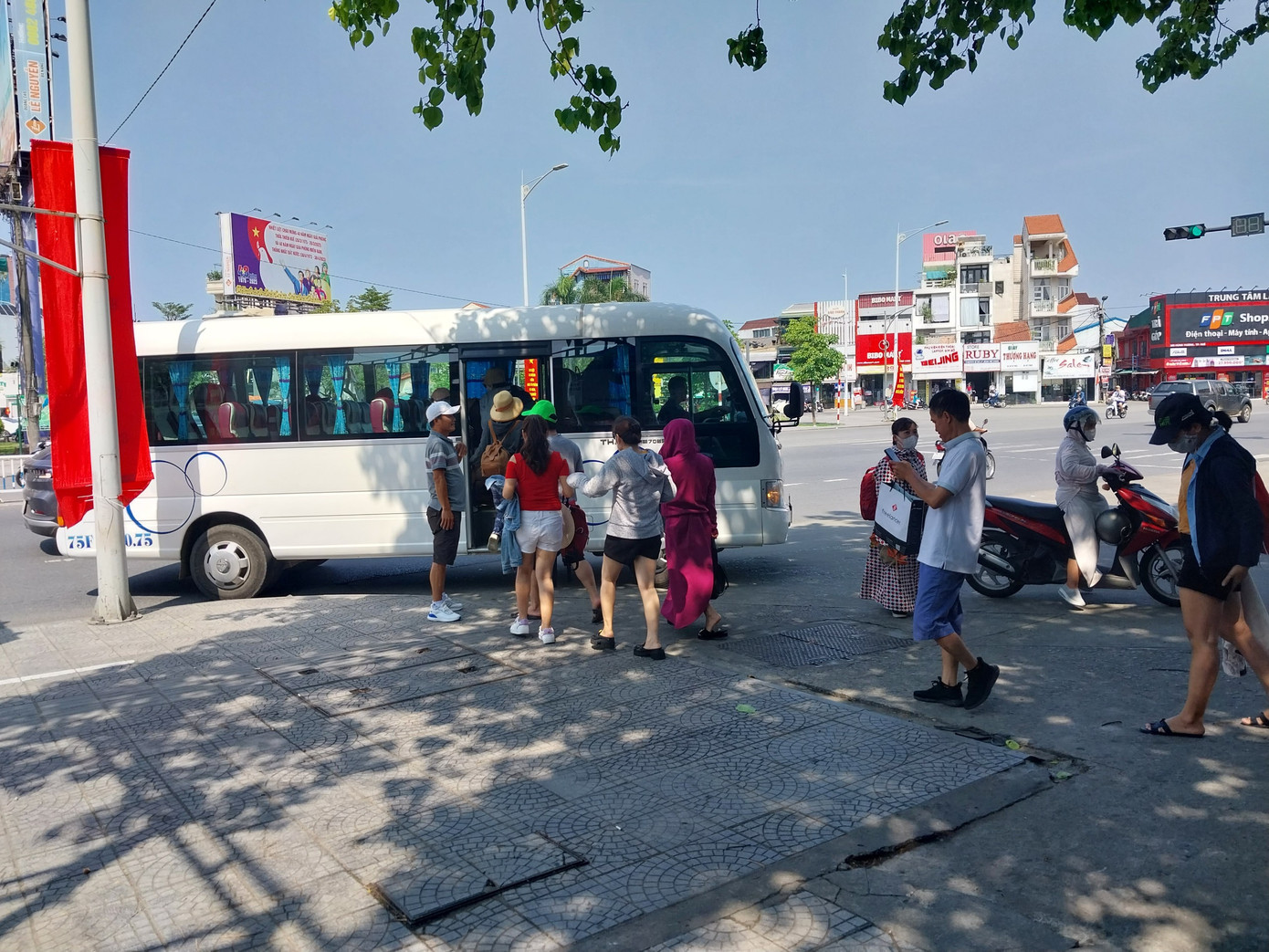 Làm rõ việc trường THPT tự ý cho học sinh nghỉ lễ sớm, ‘ép’ học bù để giáo viên đi chơi biển ảnh 2