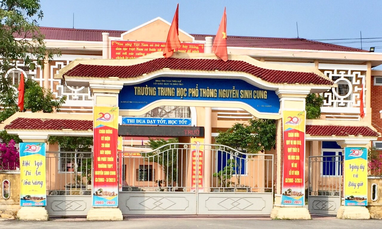 Trường THPT Nguyễn Sinh Cung (TT-Huế) tự ý ngừng hoạt động dạy học vào chiều 28/4 (thời điểm chưa nghỉ lễ) để cán bộ, giáo viên đi chơi biển.
