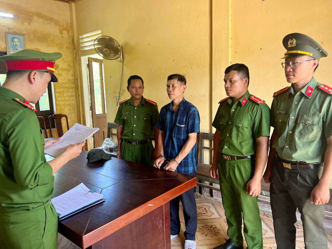 Đọc lệnh khởi tố, bắt tạm giam Hoàng Thái Ninh (thứ ba từ trái sang). Đọc lệnh khởi tố, bắt tạm giam Hoàng Thái Ninh (thứ ba từ trái sang).