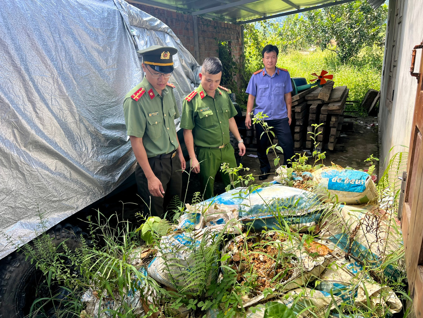 Kiểm tra tang vật vụ án. Kiểm tra tang vật vụ án.