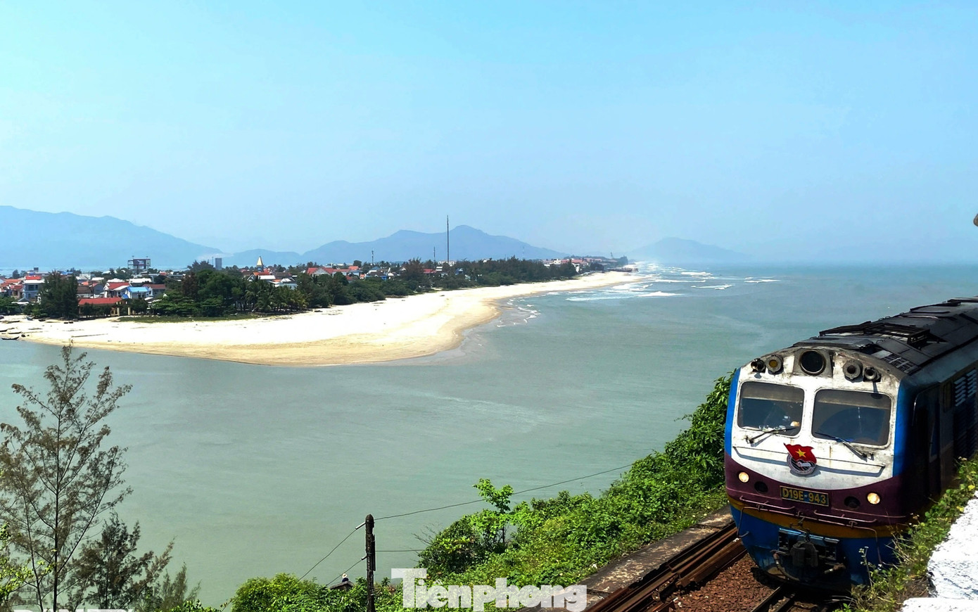 Ông Nguyễn Văn Phúc - Giám đốc Sở Du lịch TT-Huế - cho biết, quy hoạch địa điểm tiềm năng phát triển khu du lịch quốc gia là cơ sở pháp lý, tạo thuận lợi để thu hút các nhà đầu tư vào các dự án phát triển du lịch, hoàn thiện hạ tầng giao thông, dịch vụ ở Lăng Cô - Cảnh Dương, giúp nơi đây thu hút lượng khách lớn hơn trong những năm tới. Ảnh: N.V. Ông Nguyễn Văn Phúc - Giám đốc Sở Du lịch TT-Huế - cho biết, quy hoạch địa điểm tiềm năng phát triển khu du lịch quốc gia là cơ sở pháp lý, tạo thuận lợi để thu hút các nhà đầu tư vào các dự án phát triển du lịch, hoàn thiện hạ tầng giao thông, dịch vụ ở Lăng Cô - Cảnh Dương, giúp nơi đây thu hút lượng khách lớn hơn trong những năm tới. Ảnh: N.V.