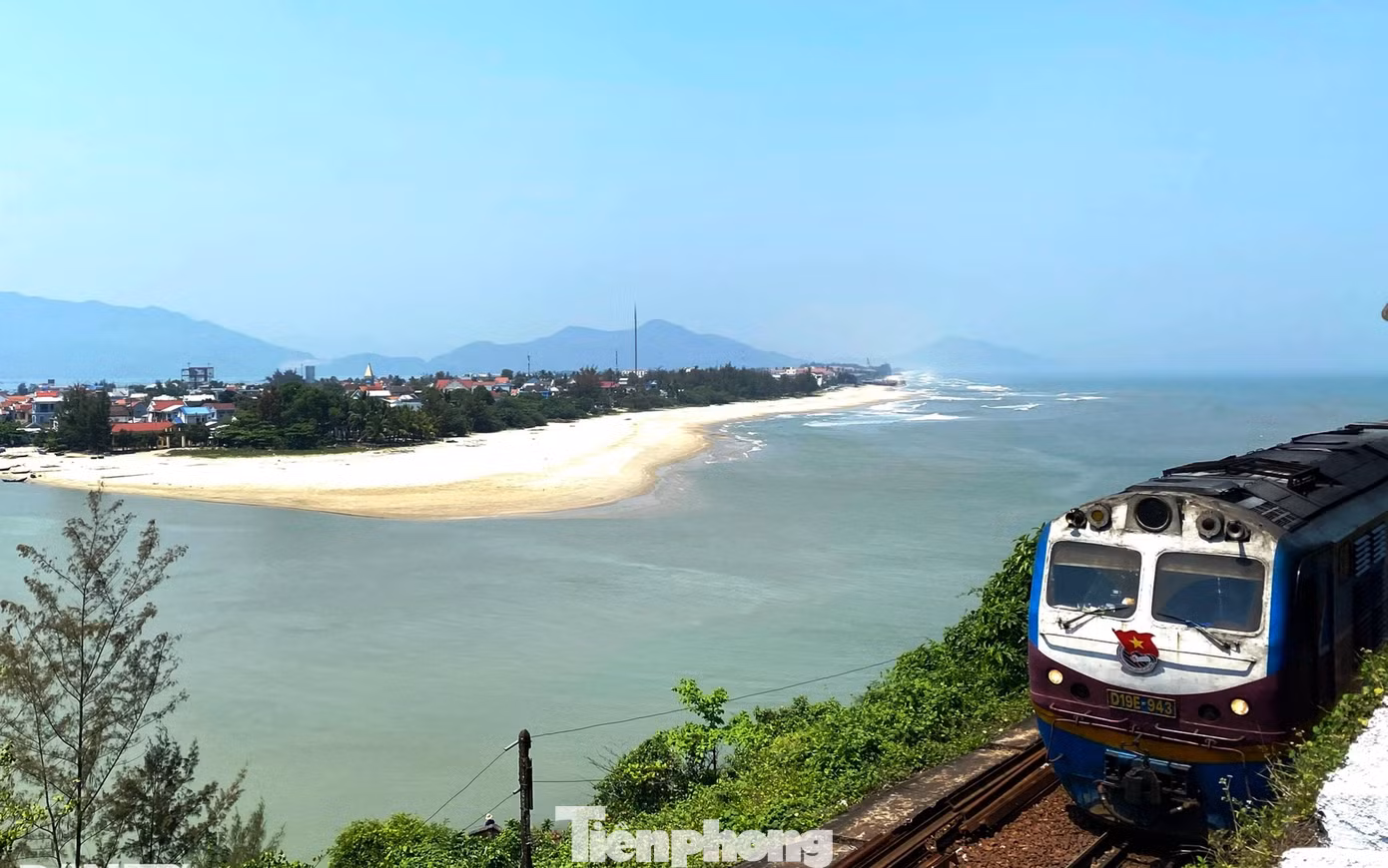 Ông Nguyễn Văn Phúc - Giám đốc Sở Du lịch TT-Huế - cho biết, quy hoạch địa điểm tiềm năng phát triển khu du lịch quốc gia là cơ sở pháp lý, tạo thuận lợi để thu hút các nhà đầu tư vào các dự án phát triển du lịch, hoàn thiện hạ tầng giao thông, dịch vụ ở Lăng Cô - Cảnh Dương, giúp nơi đây thu hút lượng khách lớn hơn trong những năm tới. Ảnh: N.V.