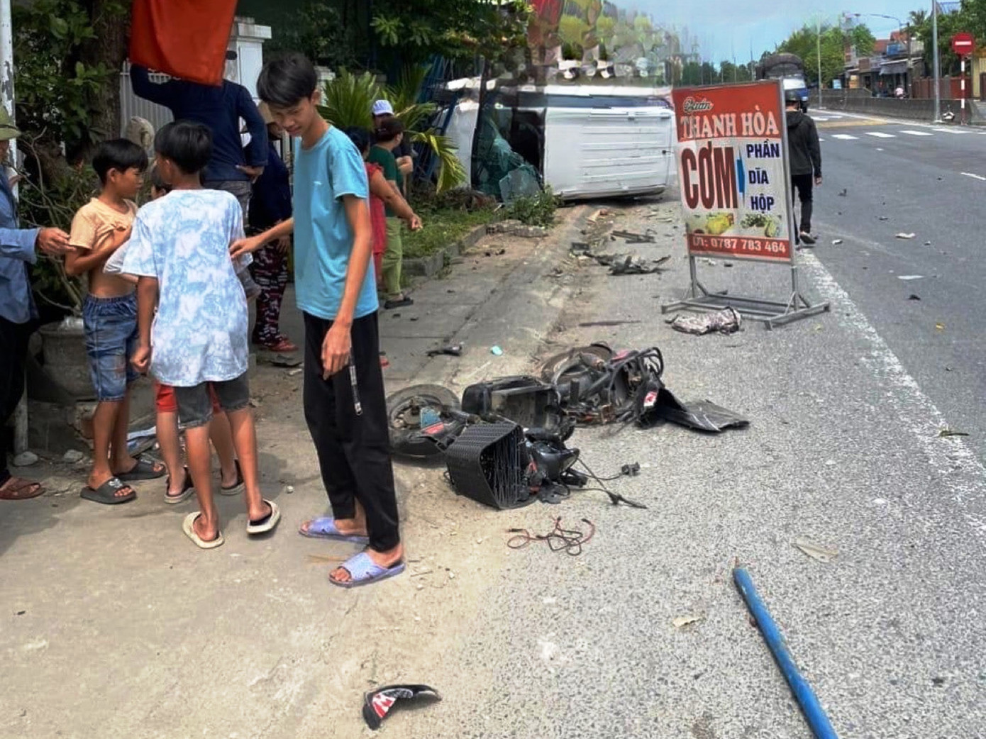 Hiện trường vụ tai nạn giao thông làm 2 học sinh bị thương. Ảnh: CTV