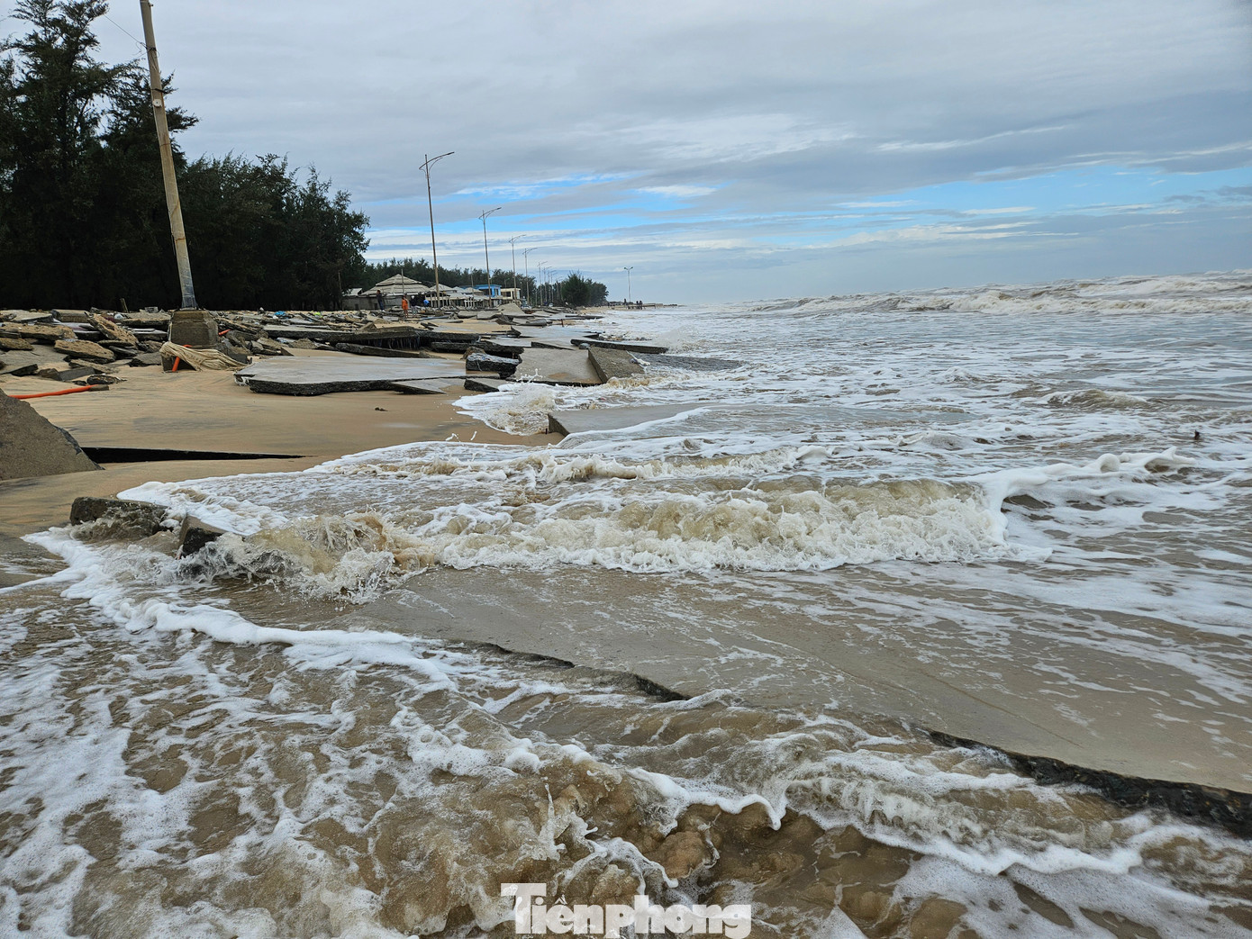 Sóng lớn dâng cao vào thời điểm mưa bão đã gây xói lở, xâm thực vào tận chân các trụ đèn chiếu sáng công cộng ven biển gây xô lệch, đổ ngã.