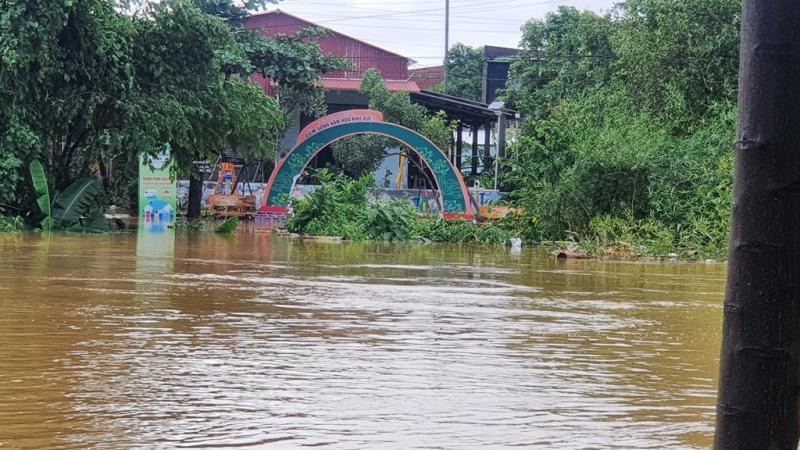 Lũ vẫn còn dâng cao trên sông Như Ý chảy qua TP Huế.