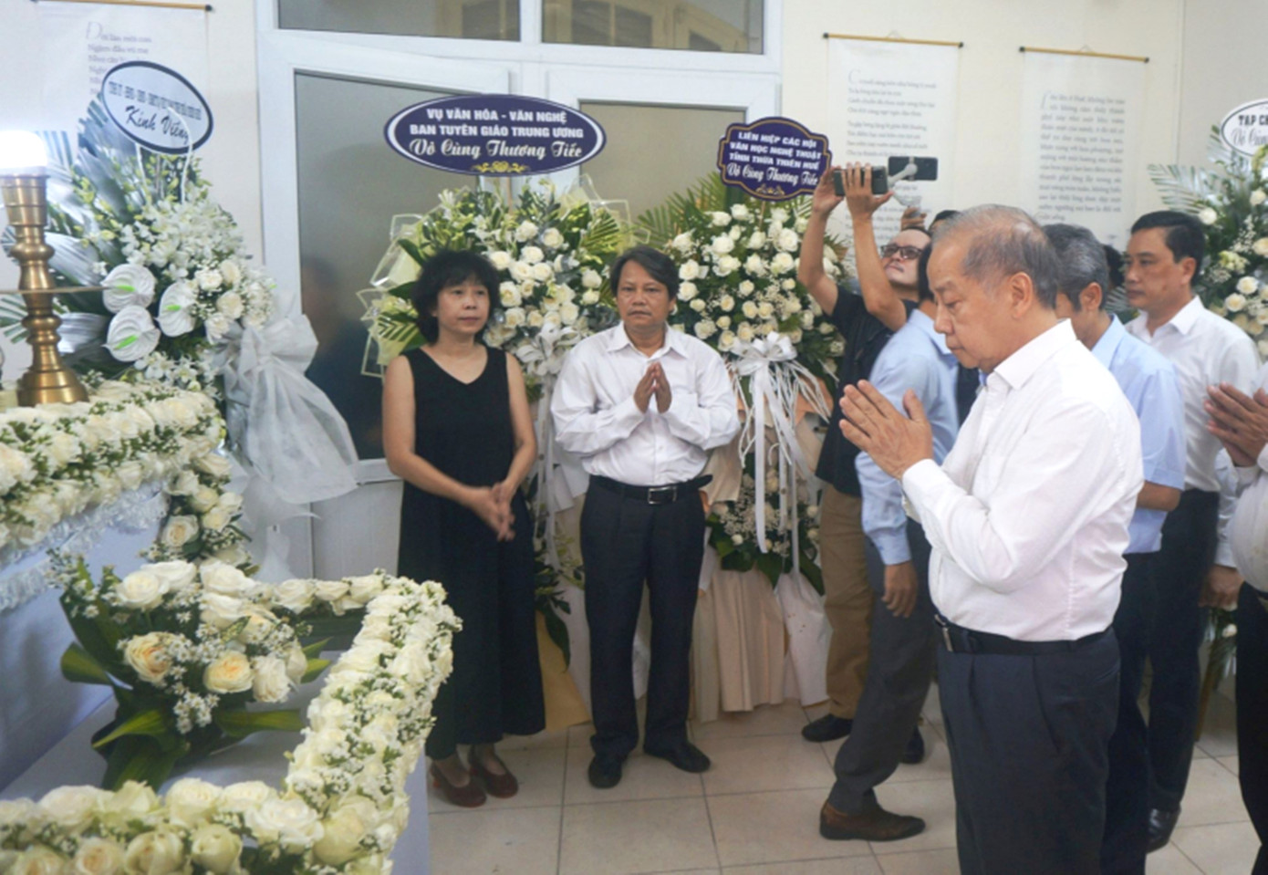 Ông Phan Ngọc Thọ - Phó Bí thư Thường trực Tỉnh ủy TT-Huế dâng hương tưởng nhớ nhà văn Hoàng Phủ Ngọc Tường và nhà thơ Lâm Thị Mỹ Dạ. Ảnh: A.K.