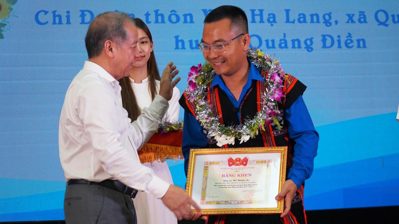 Phó Bí thư Thường trực Tỉnh ủy TT-Huế Phan Ngọc Thọ trao bằng khen cho các cá nhân tiêu biểu trong hoạt động thiện nguyện. Ảnh: N.V