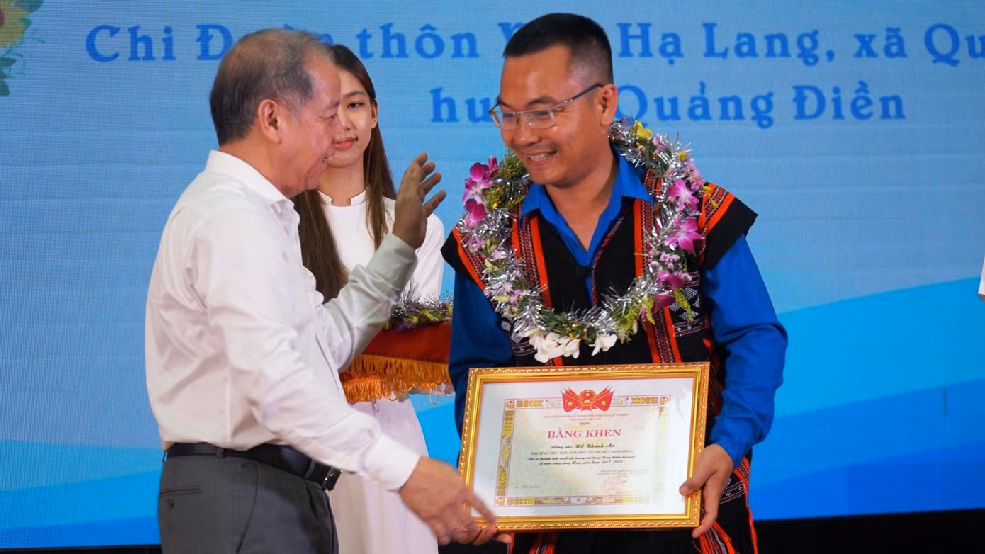 Phó Bí thư Thường trực Tỉnh ủy TT-Huế Phan Ngọc Thọ trao bằng khen cho các cá nhân tiêu biểu trong hoạt động thiện nguyện. Ảnh: N.V