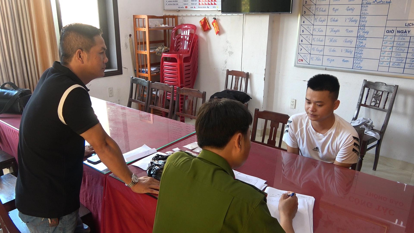 Công an lấy lời khai đối với Ngô Hoàng Tiệp (áo trắng) Công an lấy lời khai đối với Ngô Hoàng Tiệp (áo trắng)