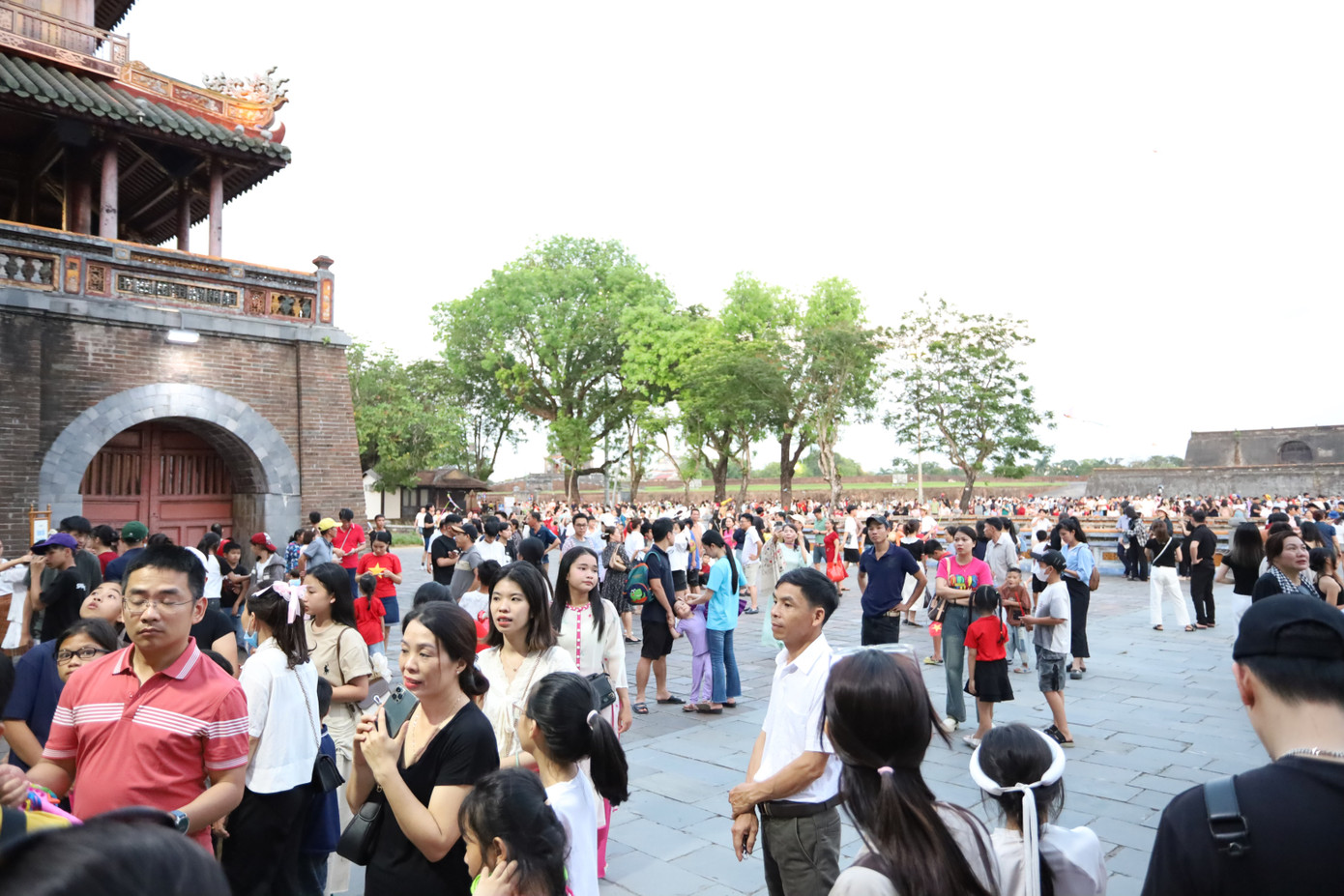 Theo Trung tâm Bảo tồn Di tích Cố đô Huế, chỉ trong ngày 30/4, hệ thống di tích thuộc khu Di sản Huế đã đón gần 19.000 lượt du khách, trong đó hơn 3.000 khách quốc tế. Còn theo Sở Du lịch, dự kiến trong 5 ngày nghỉ lễ, Huế sẽ đón khoảng 150.000 lượt khách, với doanh thu ước tính khoảng 300 tỷ đồng. Theo Trung tâm Bảo tồn Di tích Cố đô Huế, chỉ trong ngày 30/4, hệ thống di tích thuộc khu Di sản Huế đã đón gần 19.000 lượt du khách, trong đó hơn 3.000 khách quốc tế. Còn theo Sở Du lịch, dự kiến trong 5 ngày nghỉ lễ, Huế sẽ đón khoảng 150.000 lượt khách, với doanh thu ước tính khoảng 300 tỷ đồng.