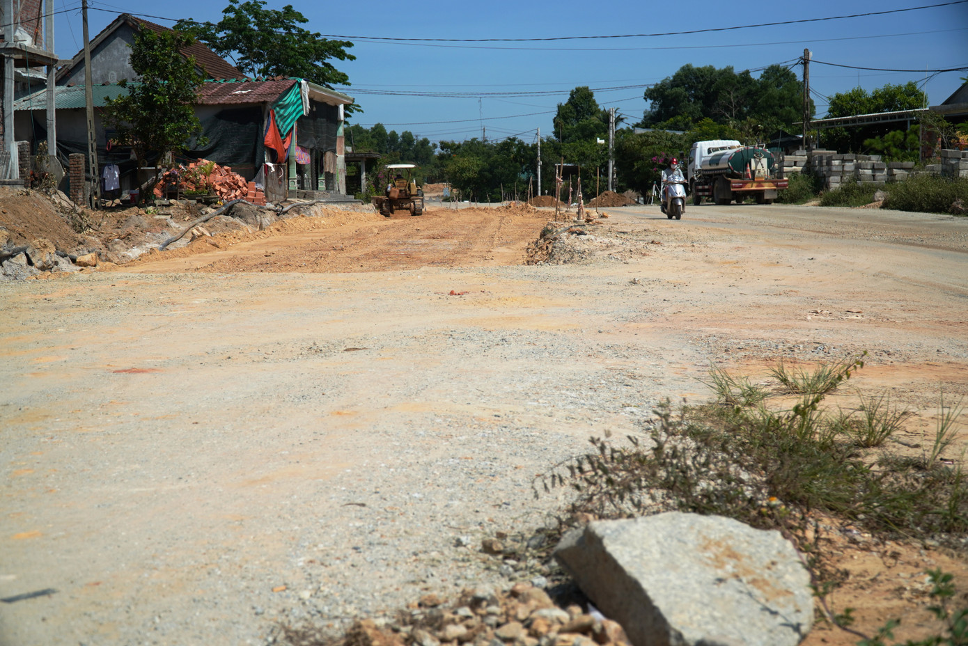 Trên công trường dự án, ở những đoạn tuyến không vướng mặt bằng, số lượng công nhân và phương tiện cơ giới tham gia thi công chỉ lèo tèo vài người.