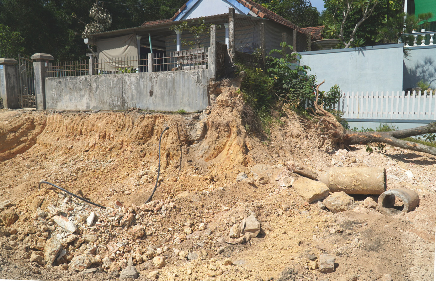 Đường Trưng Nữ Vương khi mở rộng khiến việc đi lại vào nhà dân gặp khó khăn, nguy hiểm do tạo độ dốc tại điểm đấu nối.