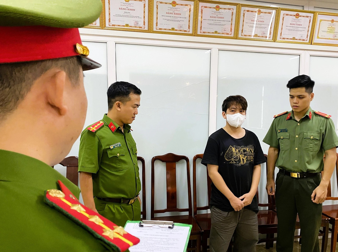 Đối tượng Nguyễn Nhật Trường (áo phông đen).