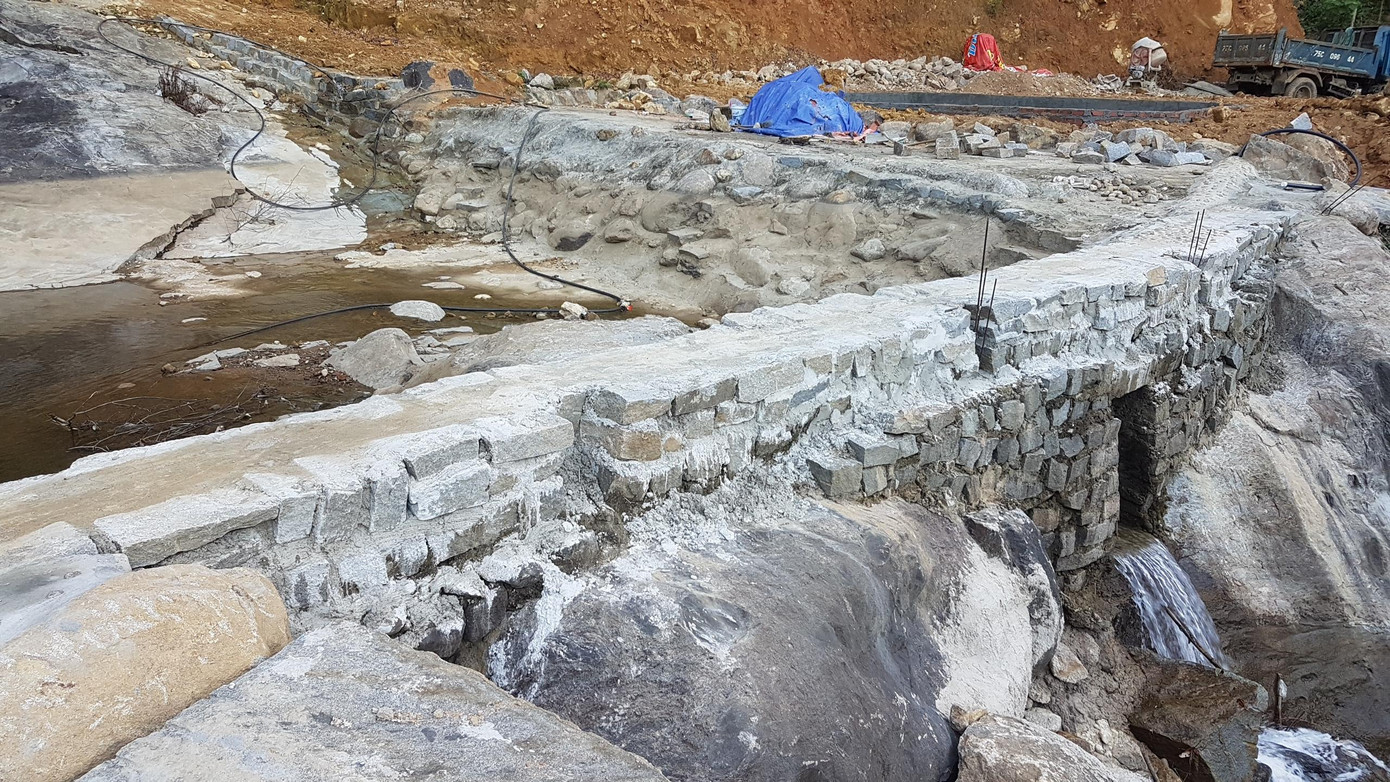 Nhiều hạng mục kiên cố đã được chủ đầu tư triển khai xây dựng trái phép tại khu vực thác Cây Sen để làm khu du lịch sinh thái. Ảnh: N.V