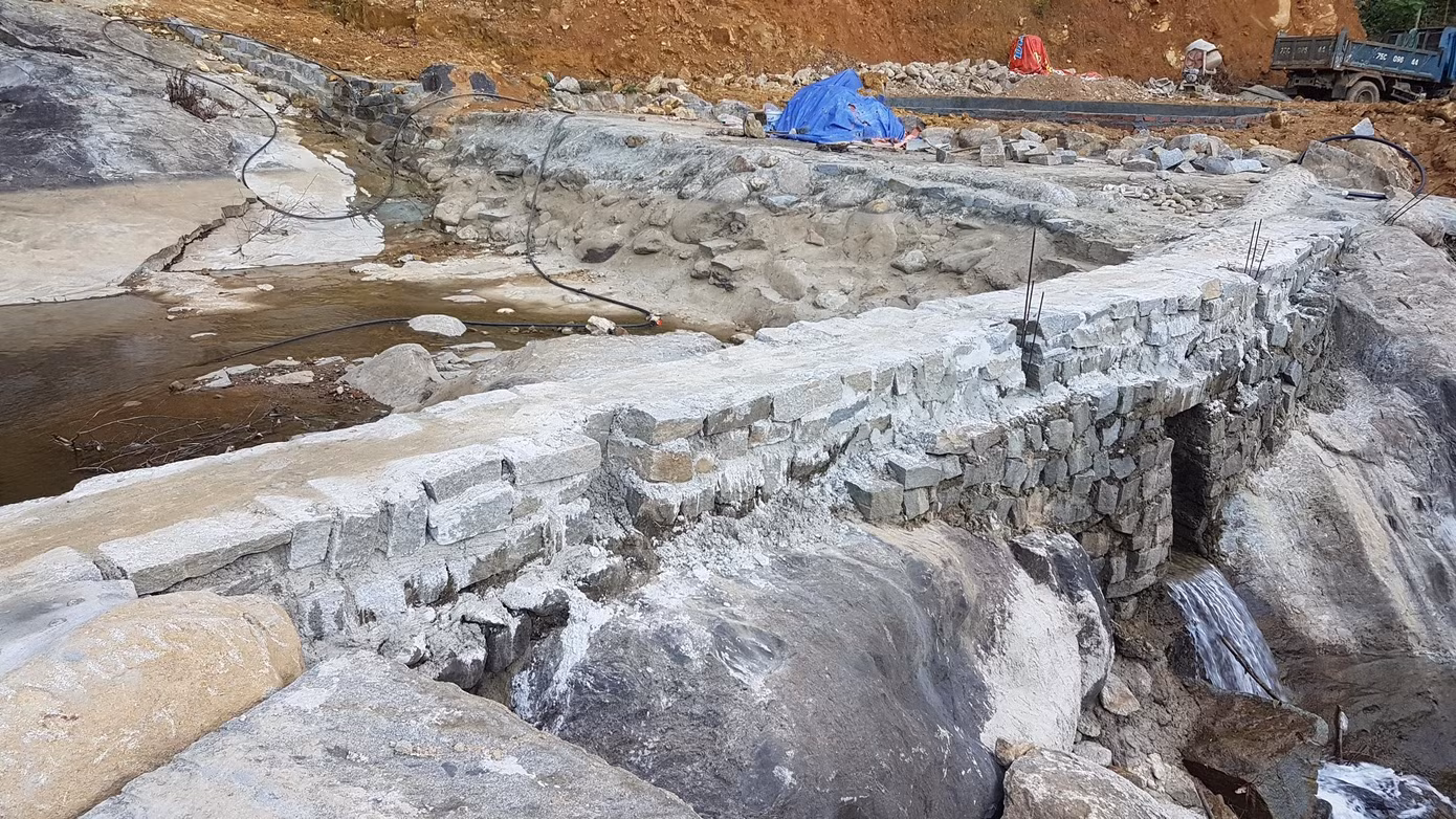 Nhiều hạng mục kiên cố đã được chủ đầu tư triển khai xây dựng trái phép tại khu vực thác Cây Sen để làm khu du lịch sinh thái. Ảnh: N.V Nhiều hạng mục kiên cố đã được chủ đầu tư triển khai xây dựng trái phép tại khu vực thác Cây Sen để làm khu du lịch sinh thái. Ảnh: N.V