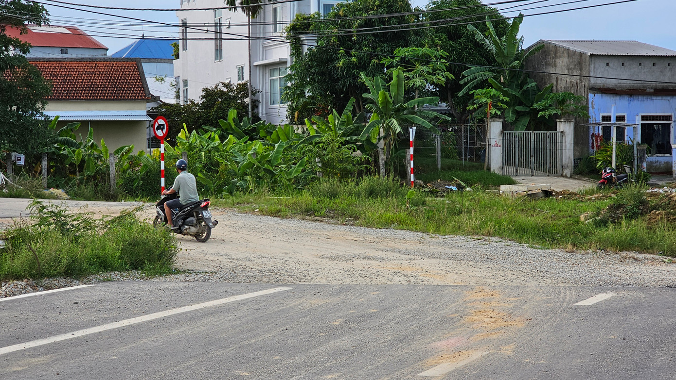 Trước vướng mắc giải phóng mặt bằng ảnh hưởng tiến độ Dự án Green City, kéo theo hạ tầng đường Nguyễn Lộ Trạch mở rộng chậm hoàn thành kéo dài, bà Hương cho biết, lãnh đạo phường tiếp tục vận động dân di dời, bàn giao mặt bằng để các công trình xây dựng diễn ra thuận lợi, khắc phục tình chậm tiến độ lâu nay. Trước vướng mắc giải phóng mặt bằng ảnh hưởng tiến độ Dự án Green City, kéo theo hạ tầng đường Nguyễn Lộ Trạch mở rộng chậm hoàn thành kéo dài, bà Hương cho biết, lãnh đạo phường tiếp tục vận động dân di dời, bàn giao mặt bằng để các công trình xây dựng diễn ra thuận lợi, khắc phục tình chậm tiến độ lâu nay.