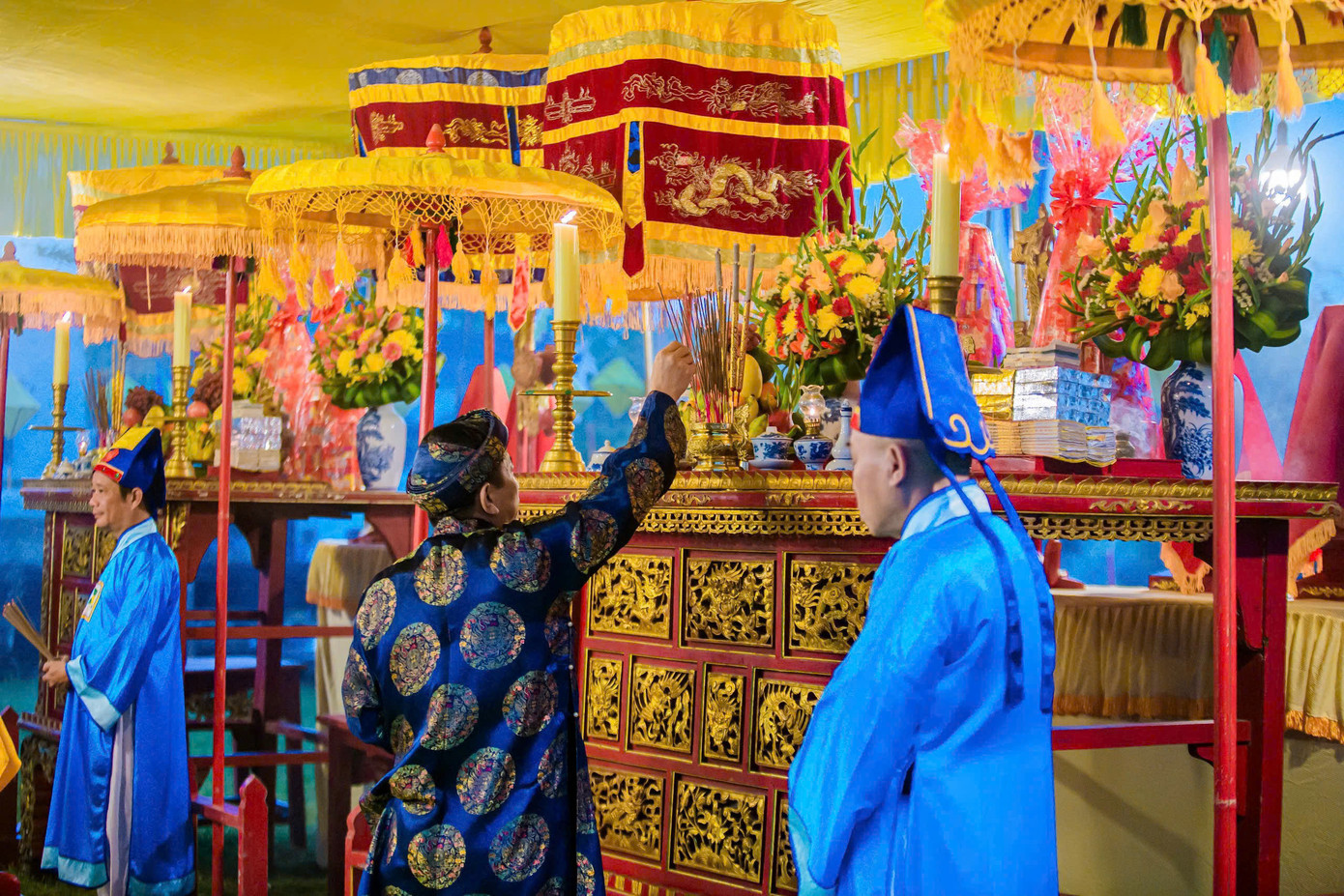 Trong sáng 10/3, lễ tế Xã Tắc đã diễn ra trang nghiêm với đầy đủ các nghi thức truyền thống như quán tẩy (rửa tay rửa trần), lễ thượng hương (dâng hương), lễ nghinh thần (rước thần đến dự), lễ hiến tước (dâng rượu) lễ truyền chúc (đọc chúc văn), lễ tống thần (đưa tiễn thần) và lễ tư chúc bạch soạn (đốt chúc văn, ngọc lụa, bài vị)… Trong sáng 10/3, lễ tế Xã Tắc đã diễn ra trang nghiêm với đầy đủ các nghi thức truyền thống như quán tẩy (rửa tay rửa trần), lễ thượng hương (dâng hương), lễ nghinh thần (rước thần đến dự), lễ hiến tước (dâng rượu) lễ truyền chúc (đọc chúc văn), lễ tống thần (đưa tiễn thần) và lễ tư chúc bạch soạn (đốt chúc văn, ngọc lụa, bài vị)…