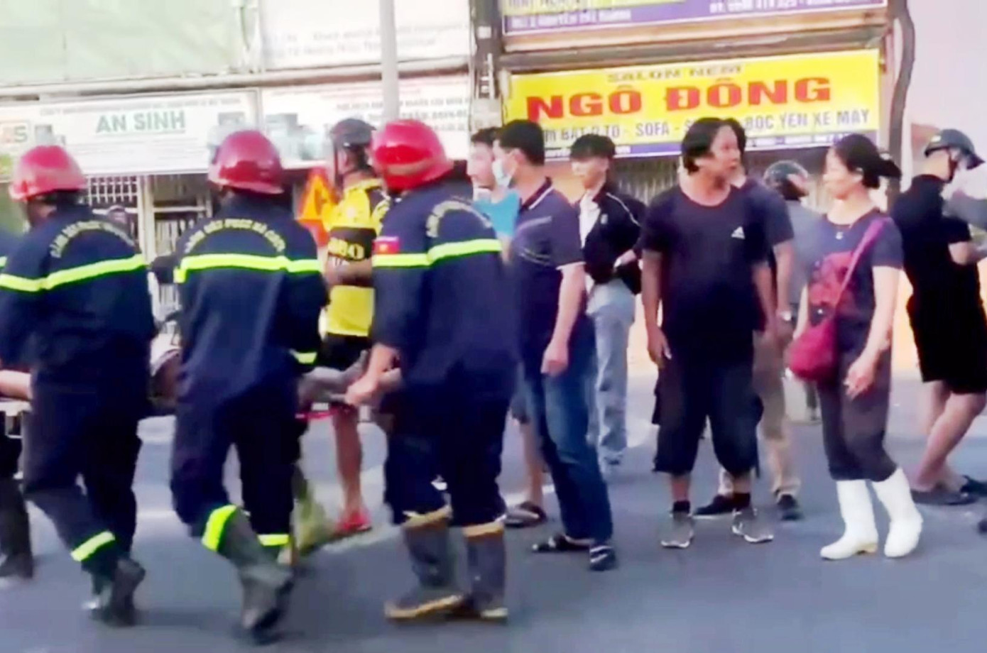 Chuyển tài xế gặp nạn đi cấp cứu tại bệnh viện Chuyển tài xế gặp nạn đi cấp cứu tại bệnh viện