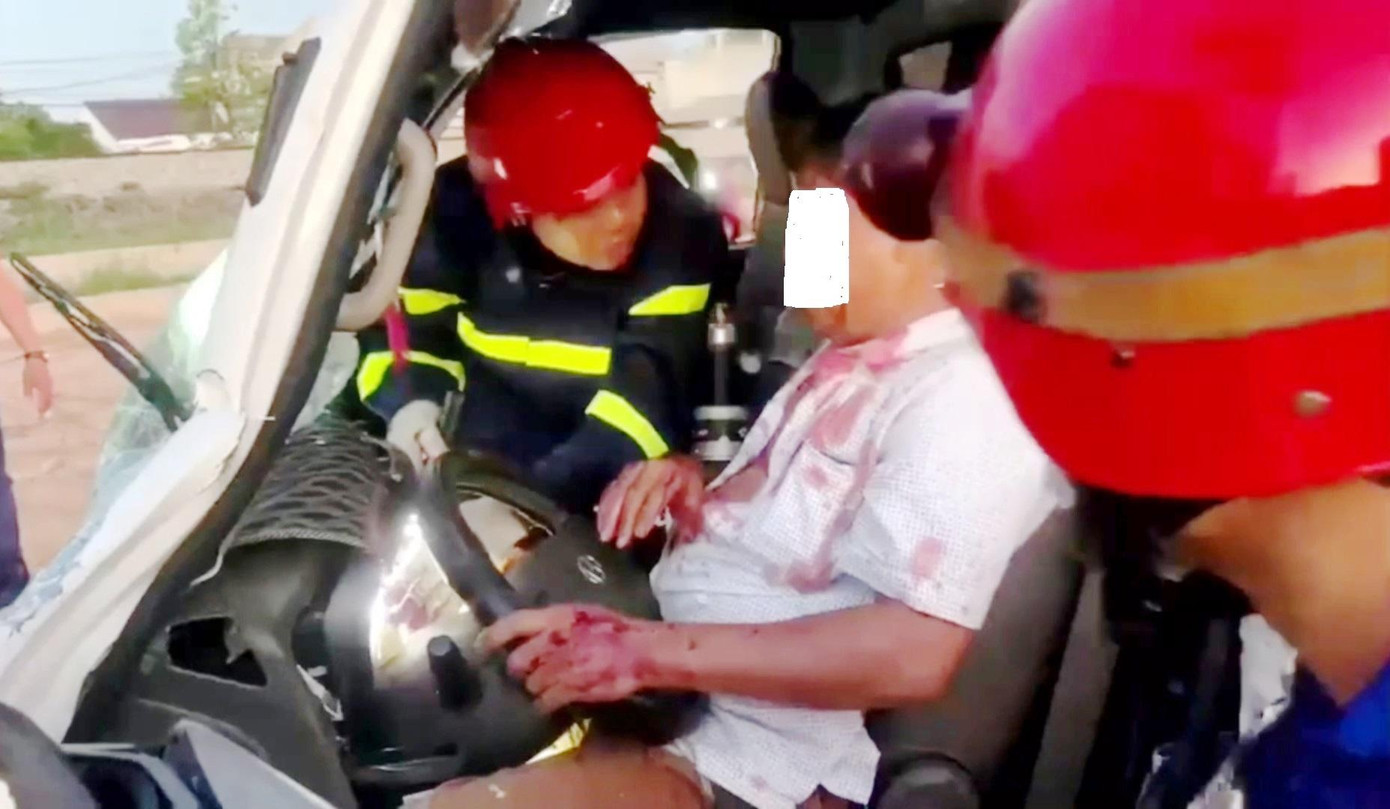 Giải cứu tài xế bị mắc kẹt trong ca bin ô tô tải gặp tai nạn Giải cứu tài xế bị mắc kẹt trong ca bin ô tô tải gặp tai nạn