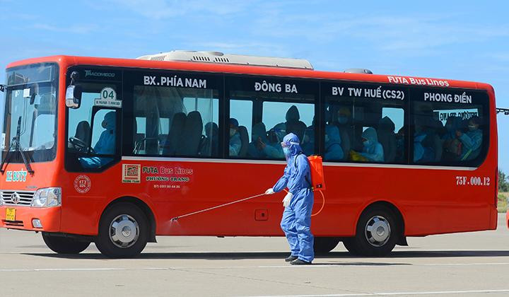 Các cơ quan chức năng tỉnh TT-Huế thực hiện kỹ lưỡng theo quy trình khép kín, đảm bảo an toàn cho người dân cũng như lực lượng làm nhiệm vụ Ảnh: Cổng TTĐT TT-Huế