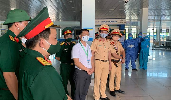 Lãnh đạo tỉnh TT-Huế ra tận sân bay Phú Bài đón người dân từ TPHCM về quê Ảnh: Cổng TTĐT TT-Huế