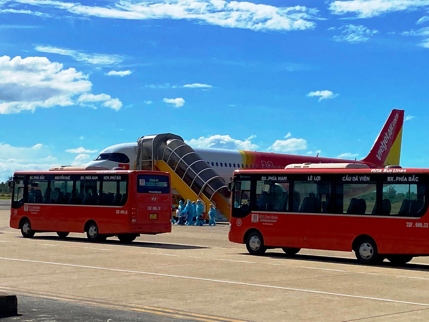Các phương tiện sẵn sàng làm nhiệm vụ đón công dân chuyển đi cách ly sau khi đáp máy bay xuống sân bay Phú Bài, Huế Ảnh: VP UBND tỉnh TT-Huế