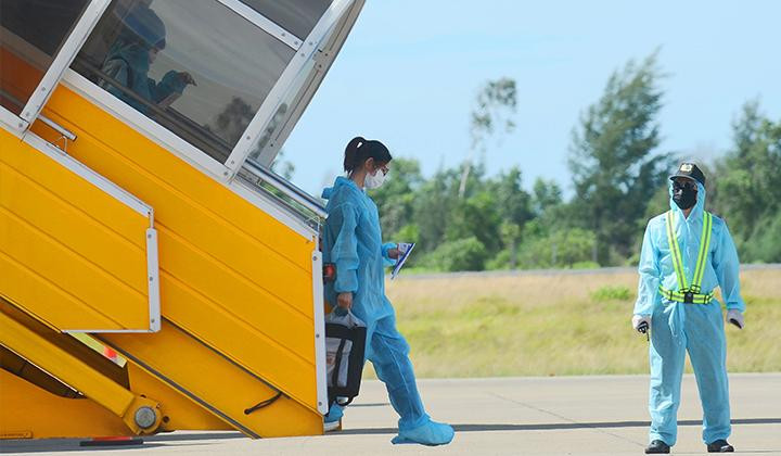 Những công dân đầu tiên rời máy bay Ảnh: Cổng TTĐT TT-Huế