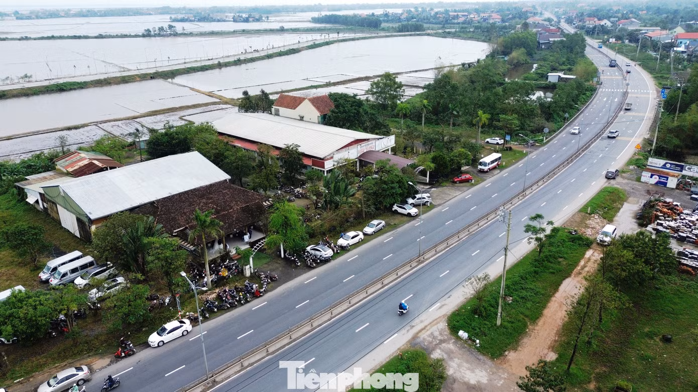 Tuyến quốc lộ 1 đi qua trung tâm Lộc Sơn