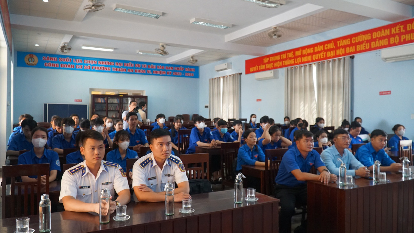 Đoàn viên, thanh niên TT-Huế được trang bị thêm nhiều kiến thức về vai trò, vị trí chiến lược biển, đảo Việt Nam trong sự nghiệp xây dựng và bảo vệ Tổ quốc, hoạt động bảo vệ chủ quyền của Việt Nam trên biển Đông.