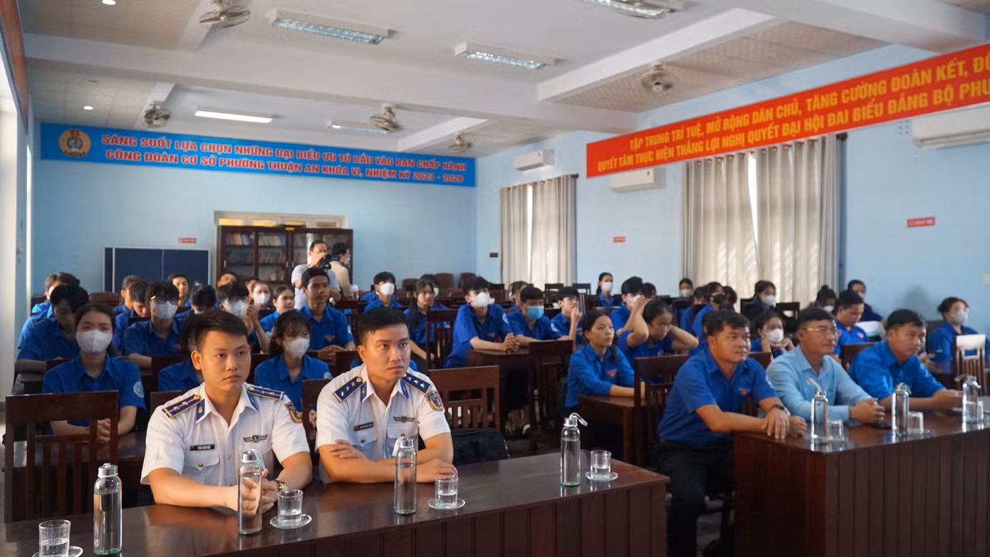 Đoàn viên, thanh niên TT-Huế được trang bị thêm nhiều kiến thức về vai trò, vị trí chiến lược biển, đảo Việt Nam trong sự nghiệp xây dựng và bảo vệ Tổ quốc, hoạt động bảo vệ chủ quyền của Việt Nam trên biển Đông.