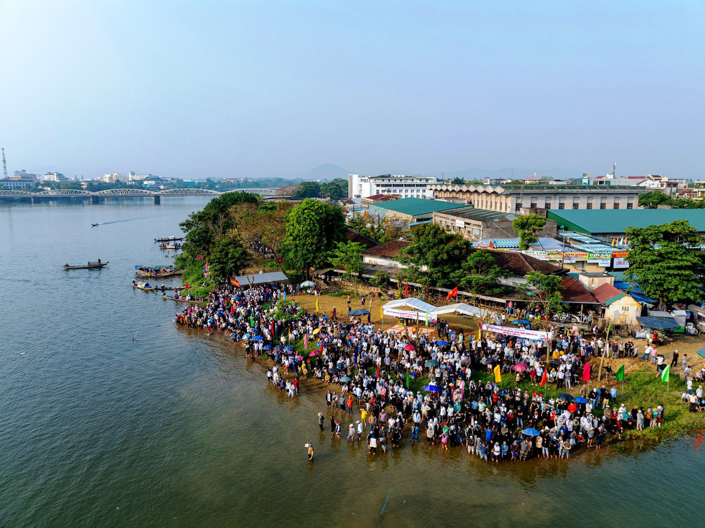 Giải đua thu hút hàng nghìn người dân Huế, du khách đến dự khán, cổ vũ những pha tranh tài, bứt tốc gây cấn trên sông nước.