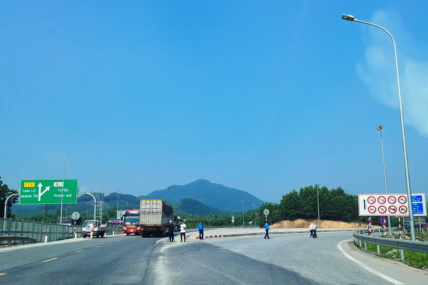 Việc thực hiện phân luồng, điều tiết phương tiện không nhận được sự đồng tình của cơ quan chức năng tỉnh TT-Huế, với lý do sẽ gây áp lực lưu thông lên Quốc lộ 1, đặc biệt là nhánh tránh TP. Huế, với khẩu độ đường nhỏ, không có dải phân cách cứng ở giữa. Mặt khác, do trước khi có cao tốc, số vụ tai nạn giao thông và số người chết do tai nạn trên Quốc lộ 1 đoạn qua TT-Huế chiếm tỷ lệ cao; với số người chết hàng năm chiếm 48-50% trên tổng số vụ tai nạn giao thông toàn tỉnh. Ảnh: Ngọc Văn Việc thực hiện phân luồng, điều tiết phương tiện không nhận được sự đồng tình của cơ quan chức năng tỉnh TT-Huế, với lý do sẽ gây áp lực lưu thông lên Quốc lộ 1, đặc biệt là nhánh tránh TP. Huế, với khẩu độ đường nhỏ, không có dải phân cách cứng ở giữa. Mặt khác, do trước khi có cao tốc, số vụ tai nạn giao thông và số người chết do tai nạn trên Quốc lộ 1 đoạn qua TT-Huế chiếm tỷ lệ cao; với số người chết hàng năm chiếm 48-50% trên tổng số vụ tai nạn giao thông toàn tỉnh. Ảnh: Ngọc Văn