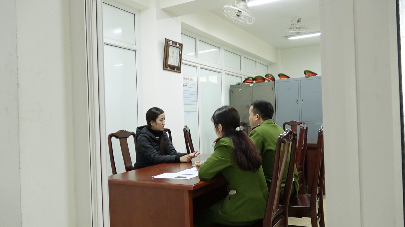 Công an lấy lời khai đối tượng liên quan. Ảnh: CACC