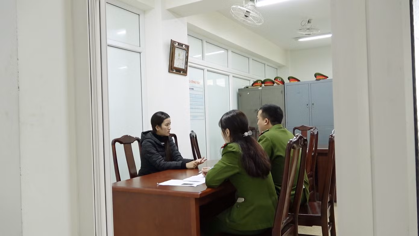 Công an lấy lời khai đối tượng liên quan. Ảnh: CACC Công an lấy lời khai đối tượng liên quan. Ảnh: CACC