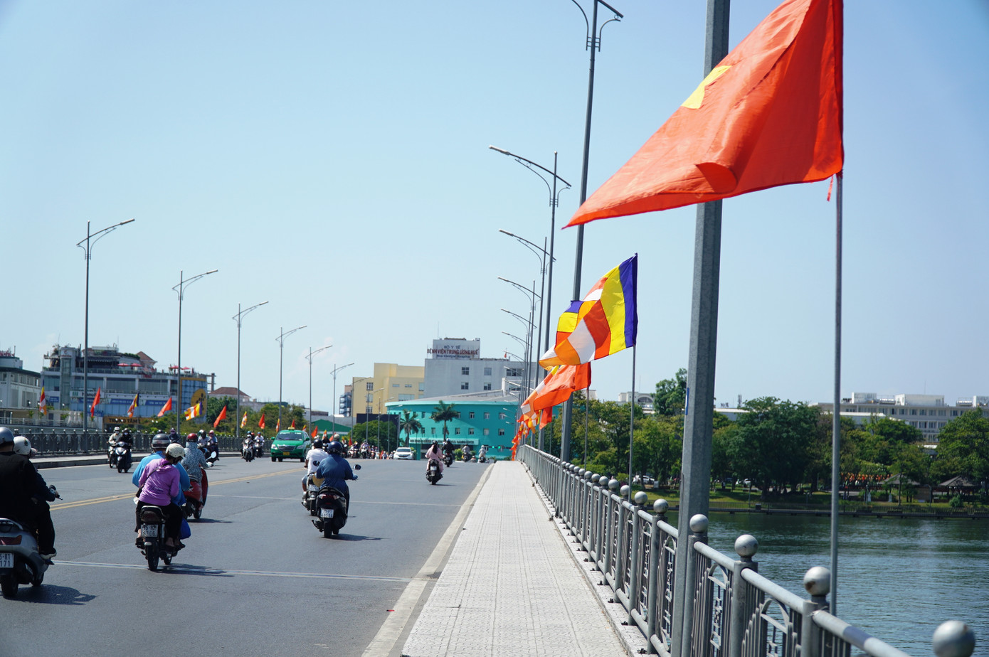 Phố phường xứ Huế những ngày này rợp sắc màu cờ, hoa đậm nét lễ hội của Phật giáo.