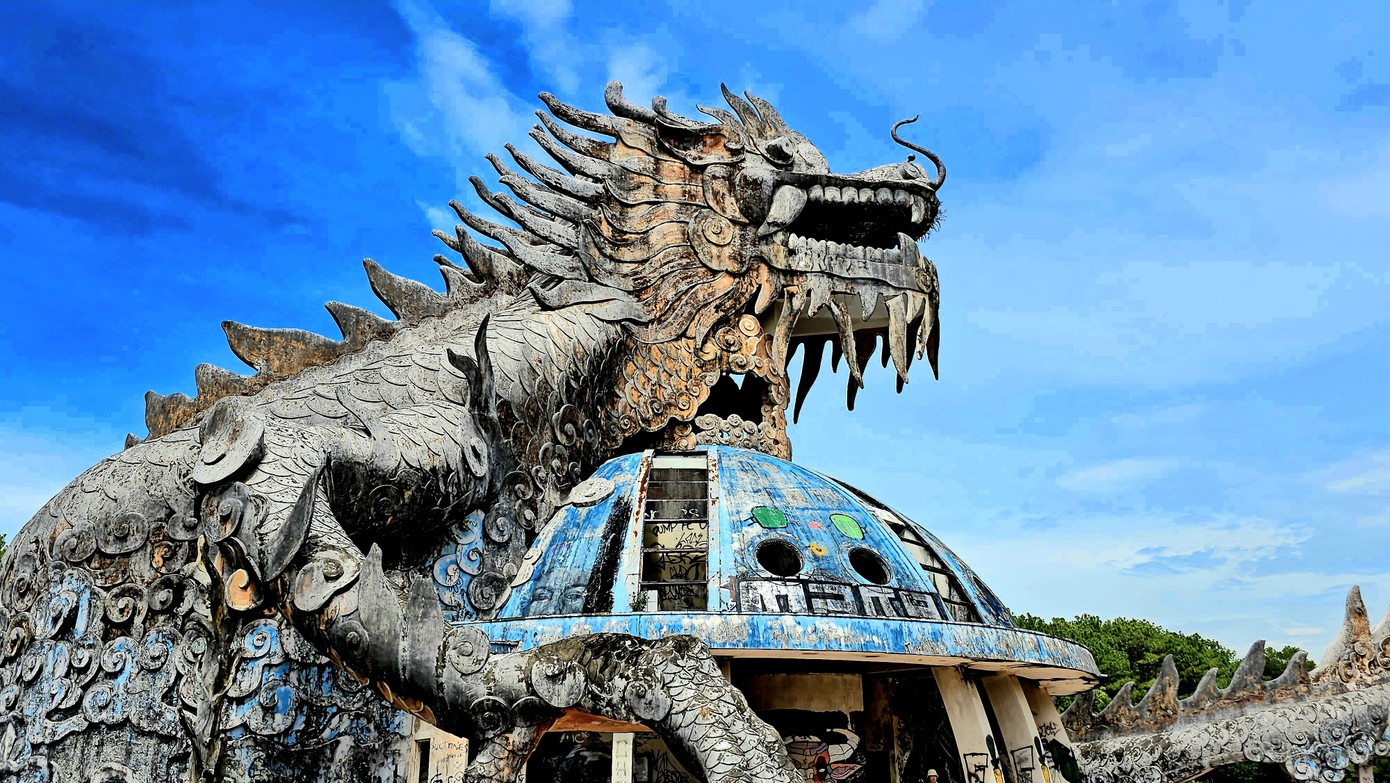 Năm 2016, trên tờ Huffingtonpost.com (Mỹ) đã có một bài viết gây ấn tượng về sự hoang tàn, kinh dị đến ngỡ ngàng của khu công viên. Một số nơi thậm chí còn thể hiện sự ma quái và rùng rợn, như kiến trúc rồng khổng lồ nổi trên hồ nước của công viên.