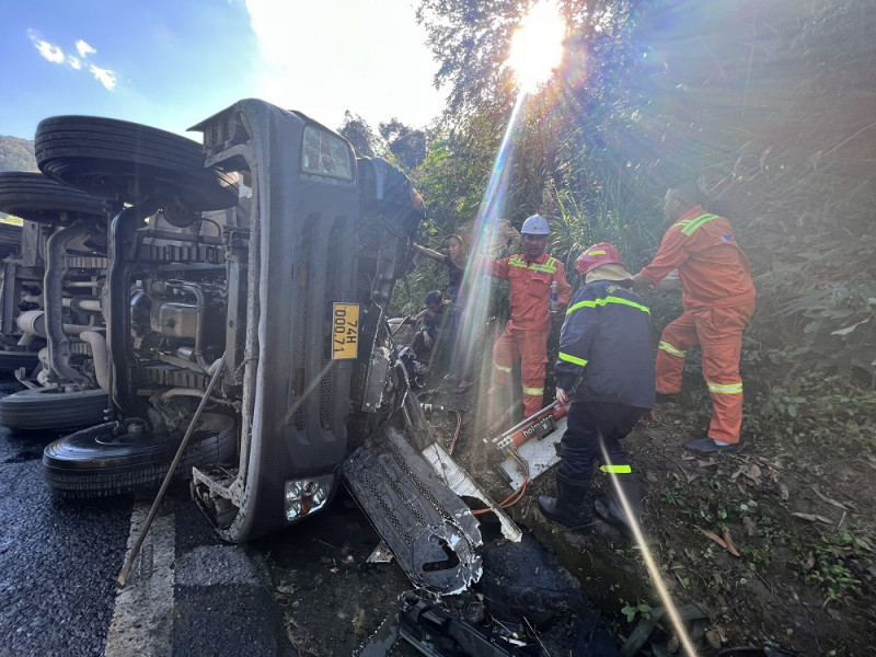 Lực lượng chức năng tổ chức cứu hộ tài xế gặp nạn mắc kẹt trong cabin xe bồn bị lật. Ảnh CACC